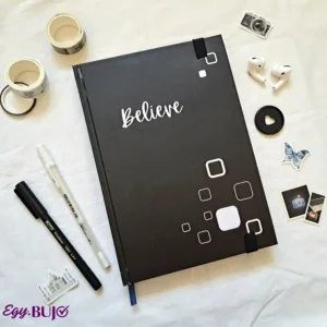 نوت بوك B5 منقط هارد كوفر أسود 17×24 سم مع تقفيل 180°، 2 فاصل ستان، جيب داخلي كبير، زوايا دائرية، أستك خارجي، 120 ورقة كريمي 110جم من Egy Bujo