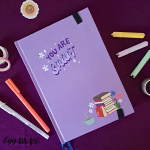 نوت بوك B5 منقط هارد كوفر موف 17×24 سم مع تقفيل 180°، 2 فاصل ستان، جيب داخلي كبير، زوايا دائرية، أستك خارجي، 120 ورقة كريمي 110جم من Egy Bujo